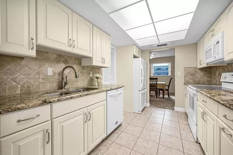 Kitchen - 915 W 80th Pl, Hialeah, FL 33014 photo 2 of 4