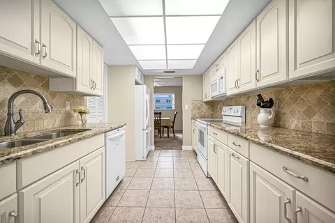 Kitchen - 915 W 80th Pl, Hialeah, FL 33014 photo 1 of 4