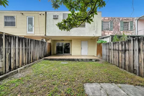 Exterior - 915 W 80th Pl, Hialeah, FL 33014 photo 2 of 2