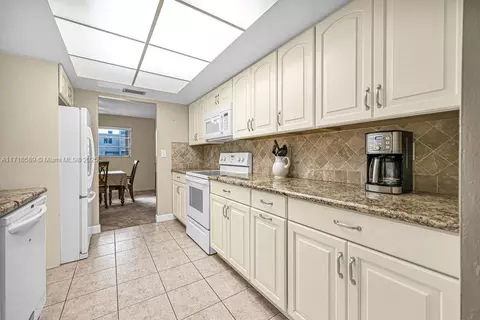 Kitchen - 915 W 80th Pl, Hialeah, FL 33014 photo 3 of 4