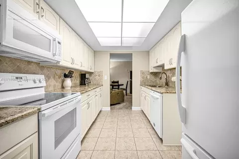 Kitchen - 915 W 80th Pl, Hialeah, FL 33014 photo 4 of 4
