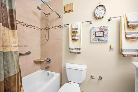 Bath - 915 W 80th Pl, Hialeah, FL 33014 photo 6 of 6
