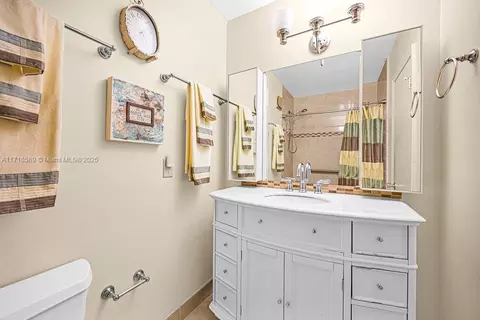 Bath - 915 W 80th Pl, Hialeah, FL 33014 photo 5 of 6