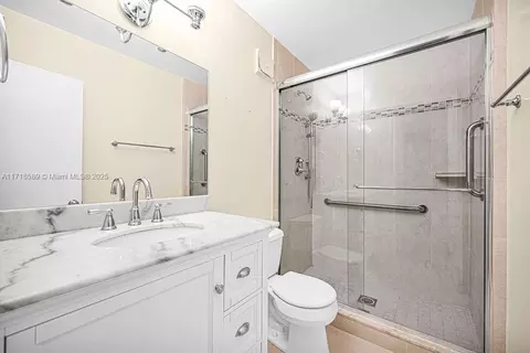 Bath - 915 W 80th Pl, Hialeah, FL 33014 photo 3 of 6