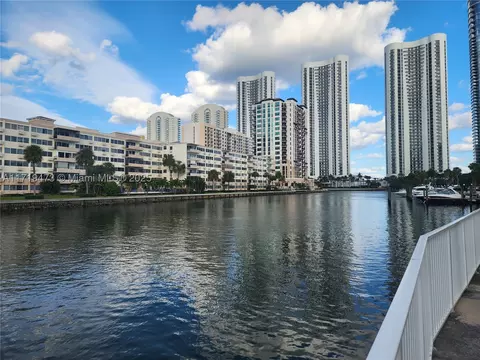 300 Bayview Dr #612, Sunny Isles Beach, FL 33160