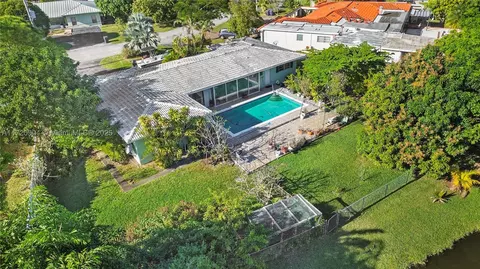 145 Calle Largo Dr, Hollywood, FL 33021