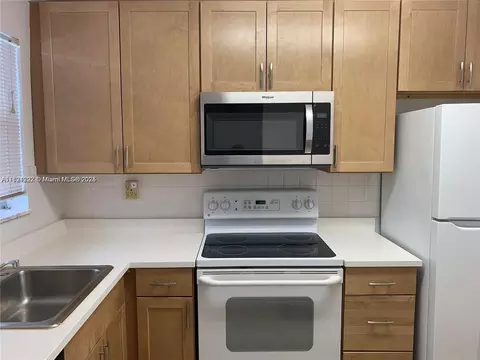 8435 Sunrise Lakes Blvd #104, Sunrise, FL 33322