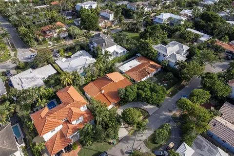 View/Area - 665 Hampton Ln, Key Biscayne, FL 33149 photo 8 of 10