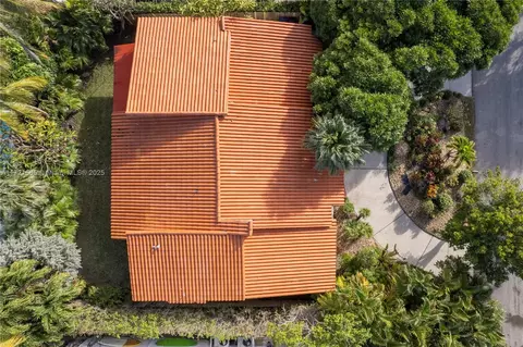 View/Area - 665 Hampton Ln, Key Biscayne, FL 33149 photo 7 of 10