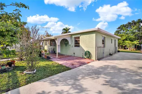 860 SW 3rd St, Florida City, FL 33034