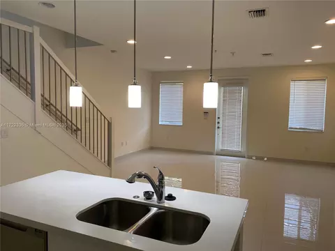 2610 NE 213th St #100, Miami, FL 33180