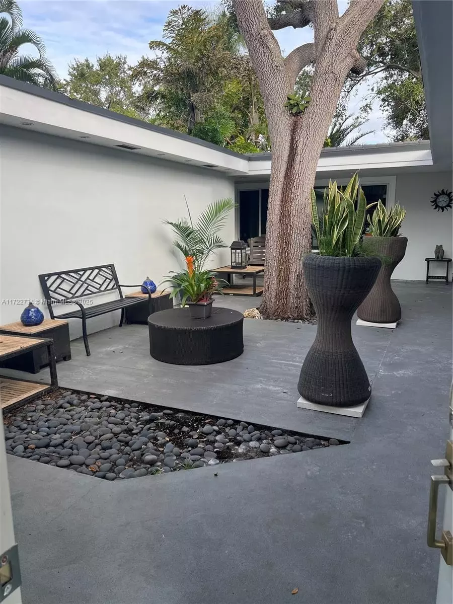 Exterior - 6411 SW 62nd Ter, South Miami, FL 33143 photo 6 of 7
