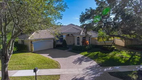2672 Meadowood Dr, Weston, FL 33332