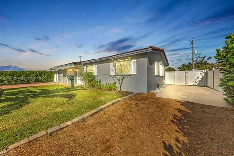6841 SW 9th St, Pembroke Pines, FL 33023