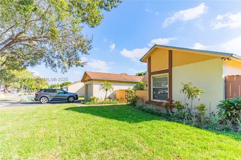 5860 NW 198th Ter, Hialeah, FL 33015