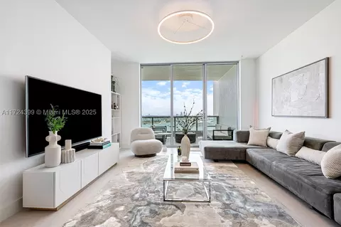 900 Biscayne Blvd #2709, Miami, FL 33132