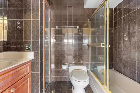 Bath - 860 W 39th Pl, Hialeah, FL 33012 photo 1 of 1