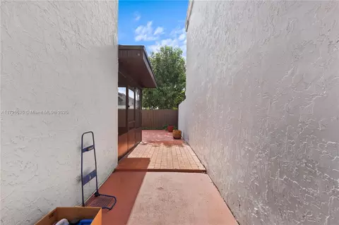 Exterior - 860 W 39th Pl, Hialeah, FL 33012 photo 2 of 4