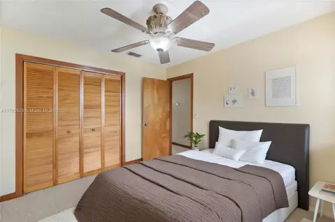 Bedroom - 860 W 39th Pl, Hialeah, FL 33012 photo 1 of 3