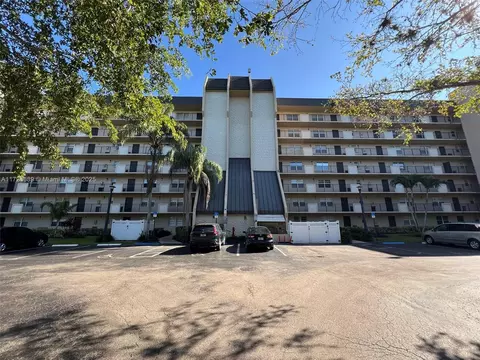 3300 W Rolling Hills Cir #102, Davie, FL 33328