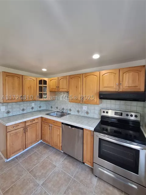 4170 Inverrary Dr #302, Lauderhill, FL 33319