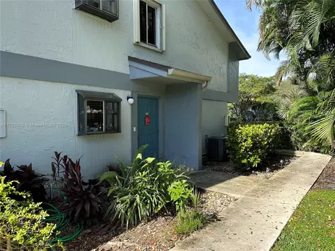2709 S Oakland Forest Dr #104, Oakland Park, FL 33309