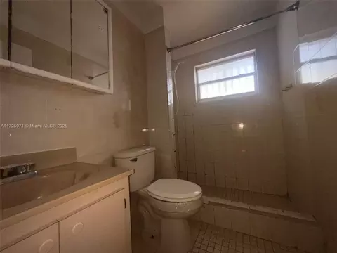Bath - 840 SE 4th Pl, Hialeah, FL 33010 photo 3 of 3