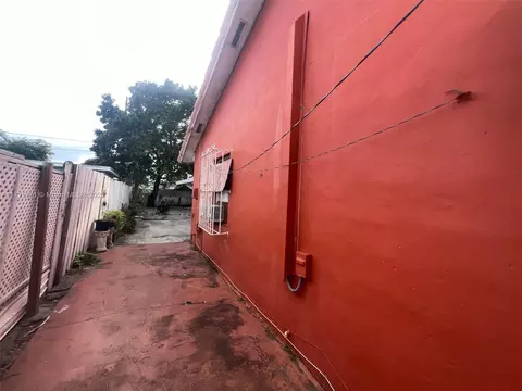 Exterior - 840 SE 4th Pl, Hialeah, FL 33010 photo 2 of 4