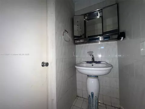 Bath - 840 SE 4th Pl, Hialeah, FL 33010 photo 1 of 3
