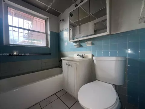 Bath - 840 SE 4th Pl, Hialeah, FL 33010 photo 2 of 3