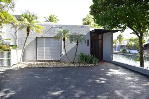 Exterior - 16501 Fox Den Ct, Miami Lakes, FL 33014 photo 4 of 5