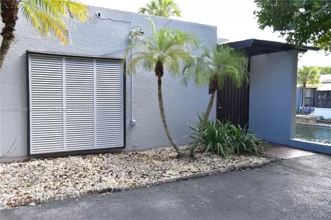 Exterior - 16501 Fox Den Ct, Miami Lakes, FL 33014 photo 5 of 5