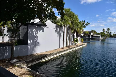 Exterior - 16501 Fox Den Ct, Miami Lakes, FL 33014 photo 3 of 5