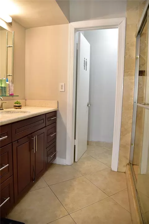 Bath - 16501 Fox Den Ct, Miami Lakes, FL 33014 photo 4 of 5
