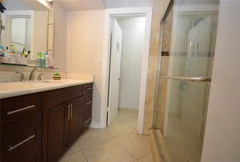 Bath - 16501 Fox Den Ct, Miami Lakes, FL 33014 photo 1 of 5