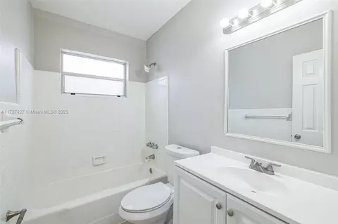 Bath - 1580 W 55th Pl, Hialeah, FL 33012 photo 1 of 2