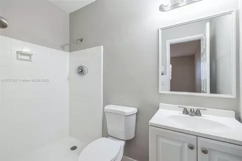 Bath - 1580 W 55th Pl, Hialeah, FL 33012 photo 2 of 2