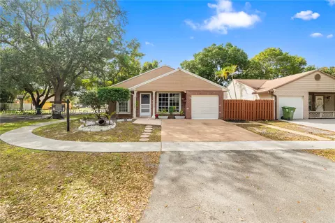 1250 SW 84th Ter, Pembroke Pines, FL 33025