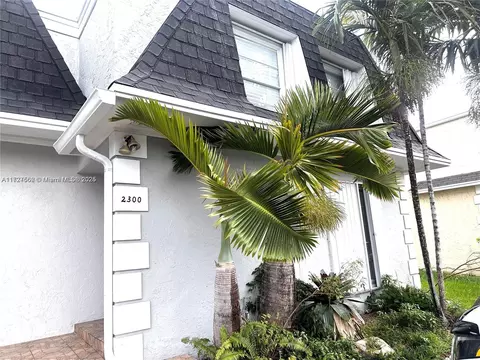 2300 NE 7th St #25, Hallandale Beach, FL 33009