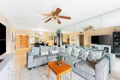 305 W 68th St #212, Hialeah, FL 33014