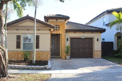 2490 NE 4th St, Homestead, FL 33033