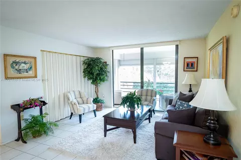 1400 Saint Charles Pl #309, Pembroke Pines, FL 33026