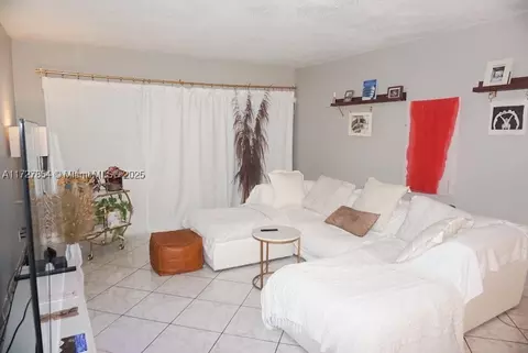 200 Lakeview Dr #204, Weston, FL 33326