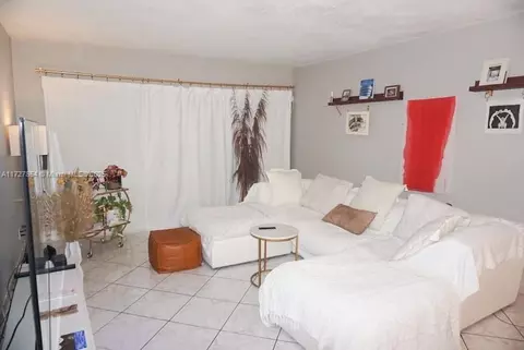 200 Lakeview Dr #204, Weston, FL 33326
