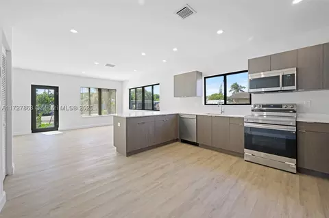 349 NW 40 St #104, Oakland Park, FL 33309