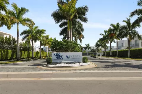 10390 NW 67th Ter, Doral, FL 33178
