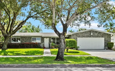 8800 Pasadena Lakes Blvd, Pembroke Pines, FL 33024