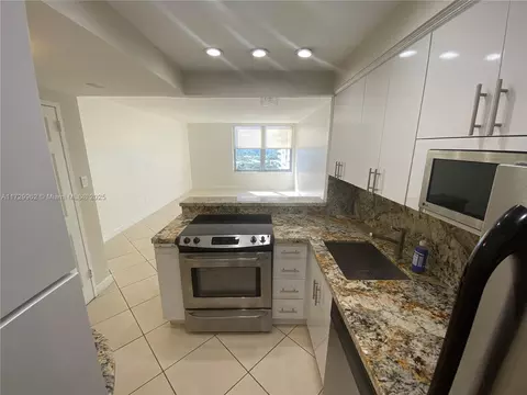 2899 Collins Ave #1208, Miami Beach, FL 33140