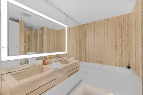 Bath - 300 Collins Ave #3E, Miami Beach, FL 33139 photo 1 of 1