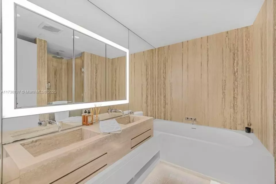 Bath - 300 Collins Ave #3E, Miami Beach, FL 33139 photo 1 of 1